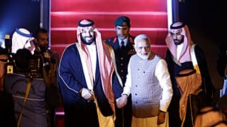 Hindistan Başbakanı Modi Prens Selman için protokolü yıktı