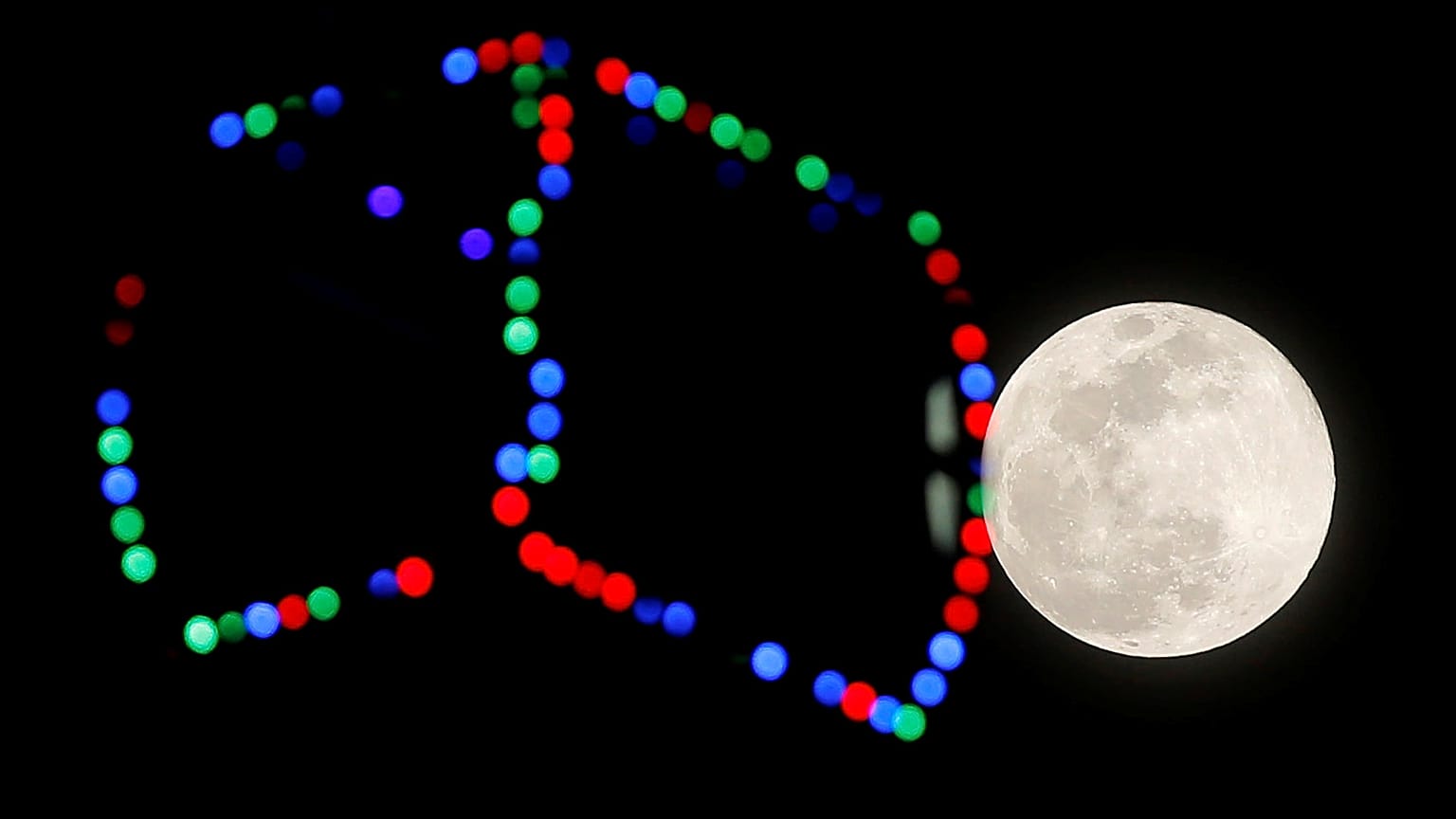 Super lua cheia ilumina noite de terça-feira