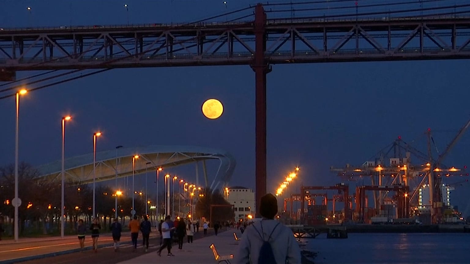 España y Portugal disfrutan de la "superluna de nieve"