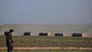 کاروان کامیون‌ها در نزدیکی باغوز