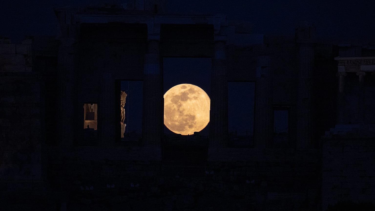 Las mejores imágenes de la la 'Luna de nieve': la superluna más grande de 2019