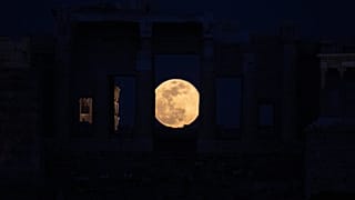 Las mejores imágenes de la la 'Luna de nieve': la superluna más grande de 2019