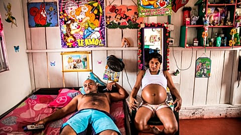 La historia detrás de la foto de la exguerrillera nominada al World Press Photo: "Lo llamé renacer"