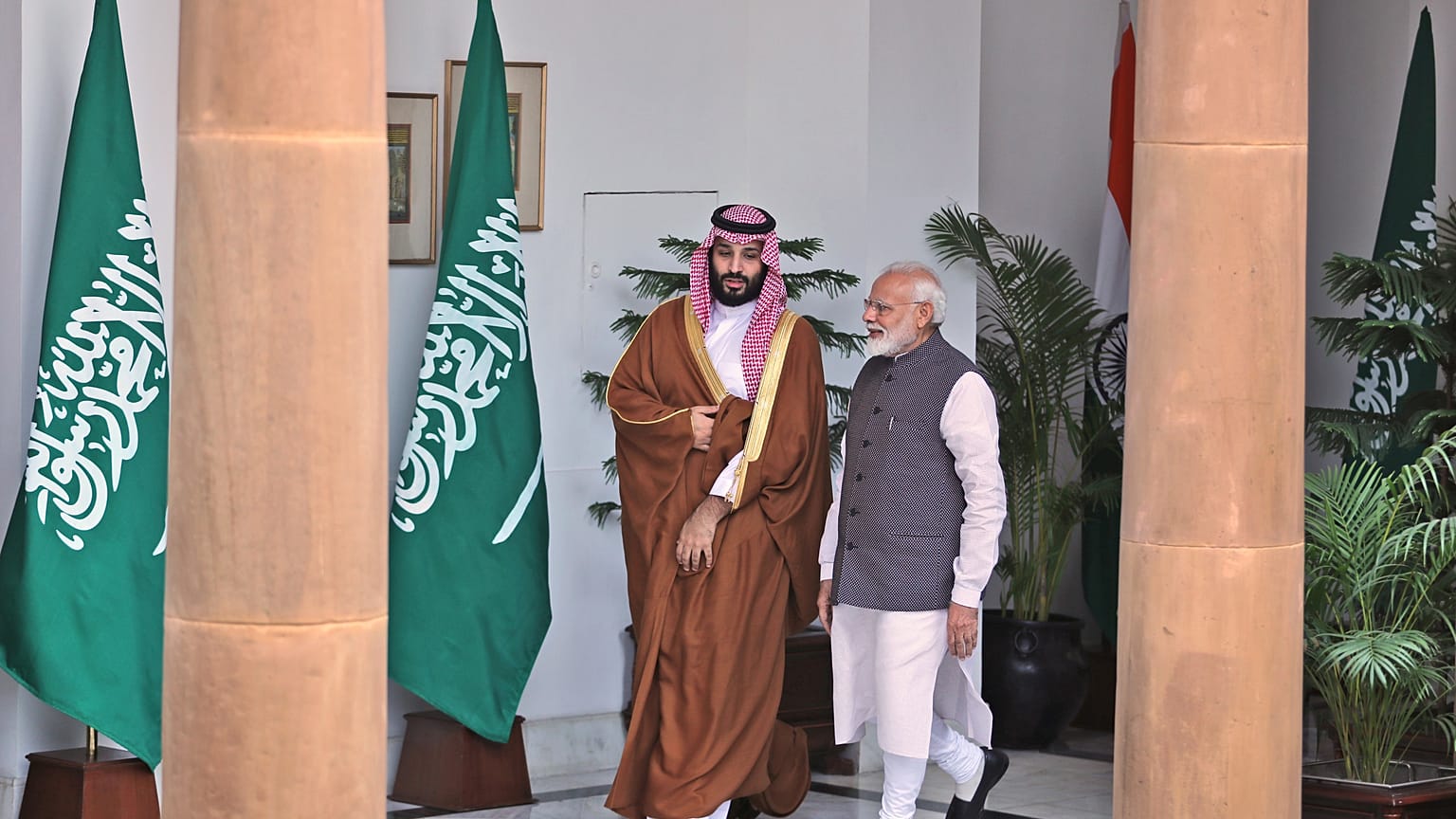 ولي العهد السعودي الأمير محمد بن سلمان يصافح رئيس الوزراء الهندي ناريندرا 