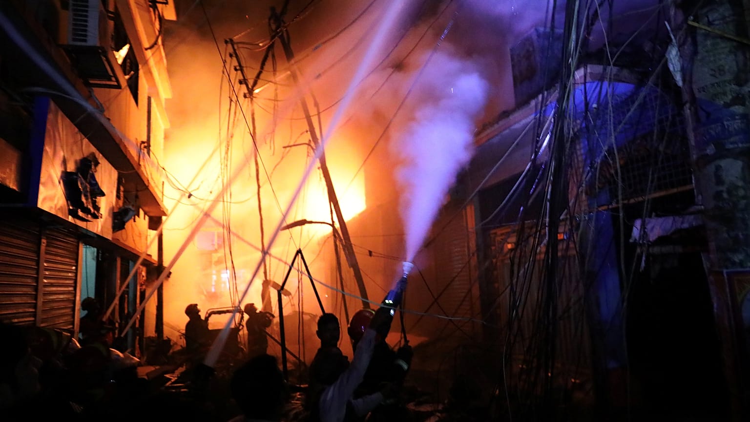 Τουλάχιστον 70 νεκροί από φωτιά σε πολυκατοικία