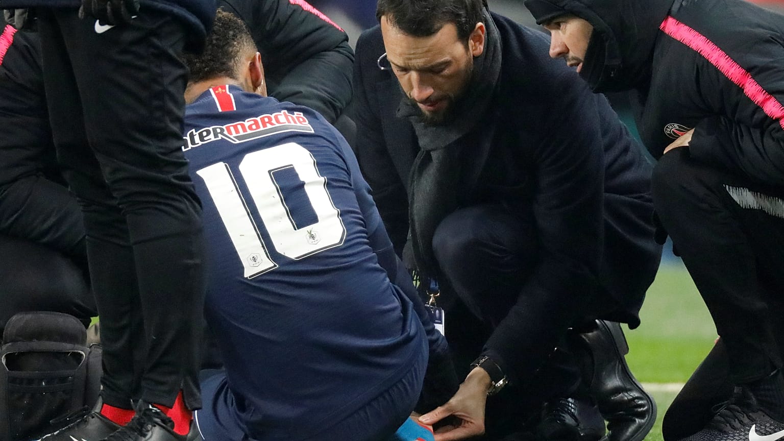 نيمار على أرض الملعب في المباراة التي جمعت بين ناديه وستراسبورغ