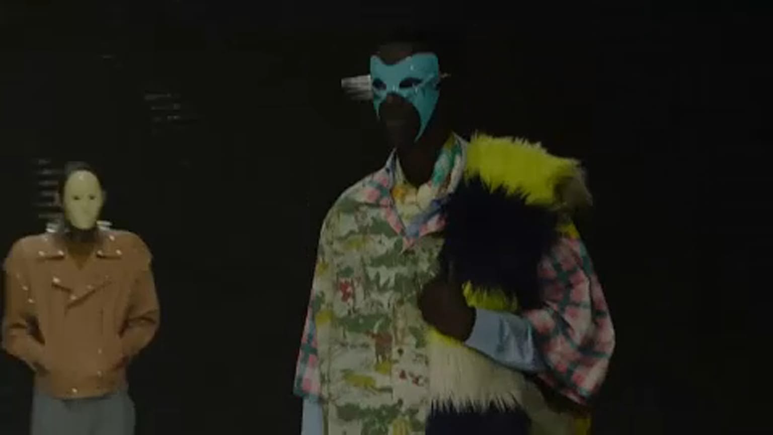 Maszkokban vonultatta modelljeit a Gucci a Milánói Divathéten