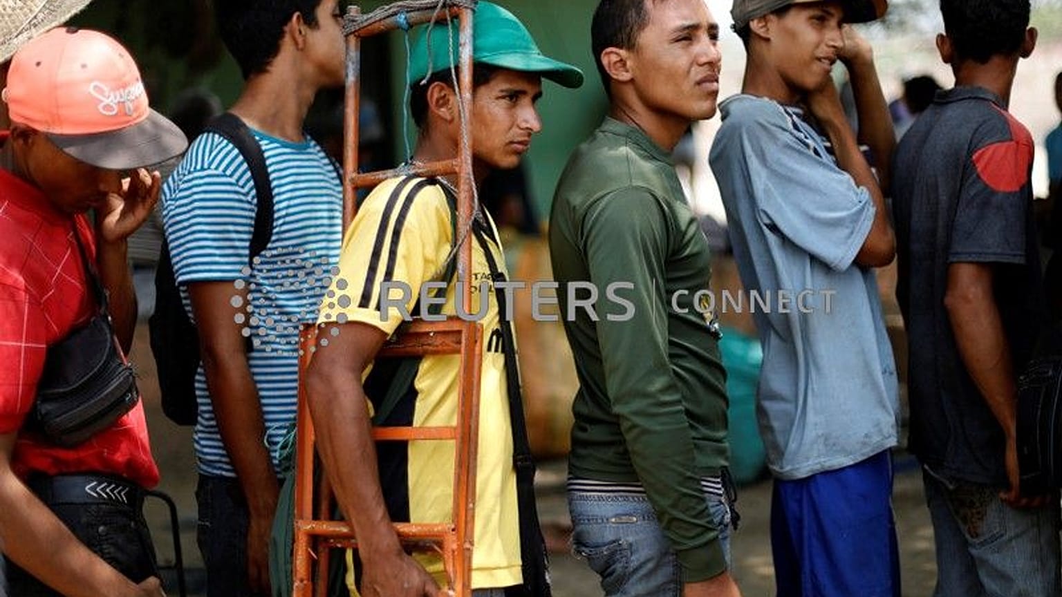 VenezuelanI in fila per ricevere assistenza a Cicuta