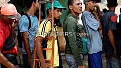 VenezuelanI in fila per ricevere assistenza a Cicuta
