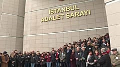 Cumhuriyet gazetesi davası: Avukatlar, Çağlayan Adliyesi’nde “adalet nöbeti” tuttu