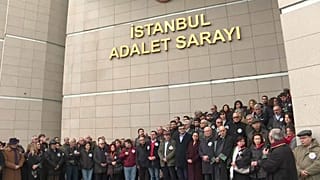 Cumhuriyet gazetesi davası: Avukatlar, Çağlayan Adliyesi’nde “adalet nöbeti” tuttu