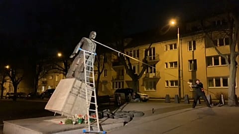 Wegen Missbrauchsvorwürfen: Priester-Statue niedergerissen