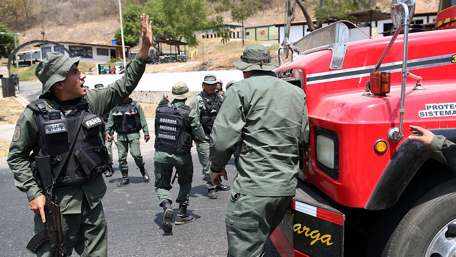 La Guardia Nacional venezolana bloquea una caravana de diputados