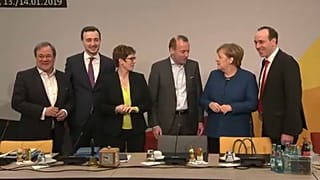 Az Európai Néppárt dohog, Orbán örül
