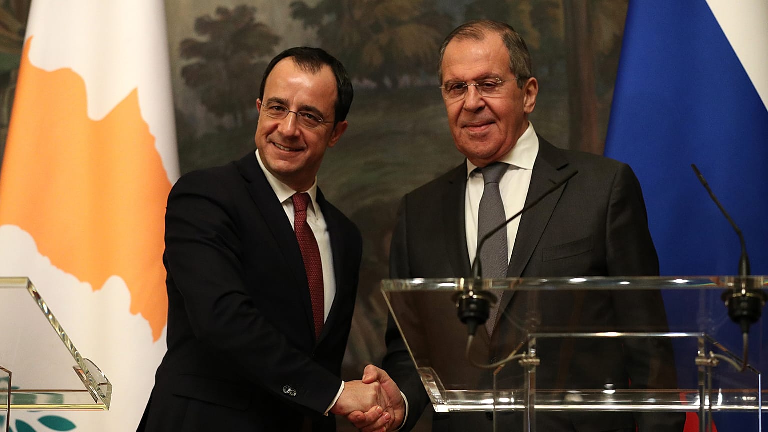 Λαβρόφ: Να συνεχιστούν οι συνομιλίες για το Κυπριακό στη βάση των ψηφισμάτων του ΟΗΕ