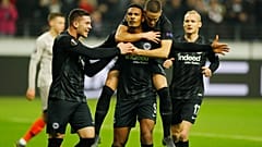 Eintracht-Spieler nach dem Tor zum 3:1 von Sebastien Haller.