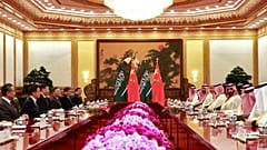 ولي العهد الأمير محمد بن سلمان خلال اجتماعه مع الرئيس شي جين بينغ