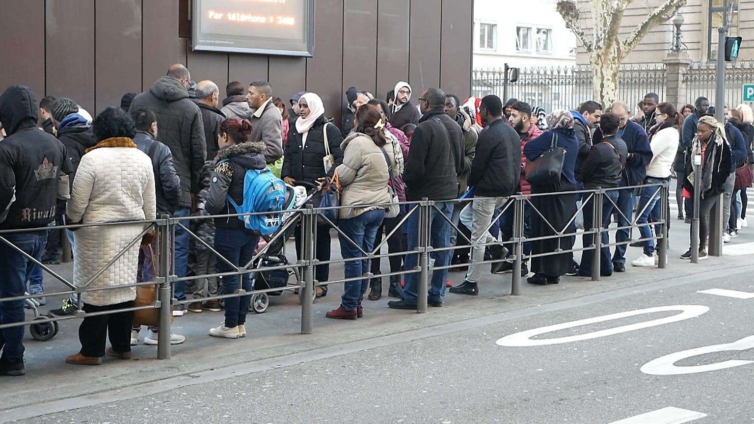 Fransa'da oturum almak isteyen göçmenlerin bitmeyen kuyruğu: 'Gece yarısından beri bekliyoruz'