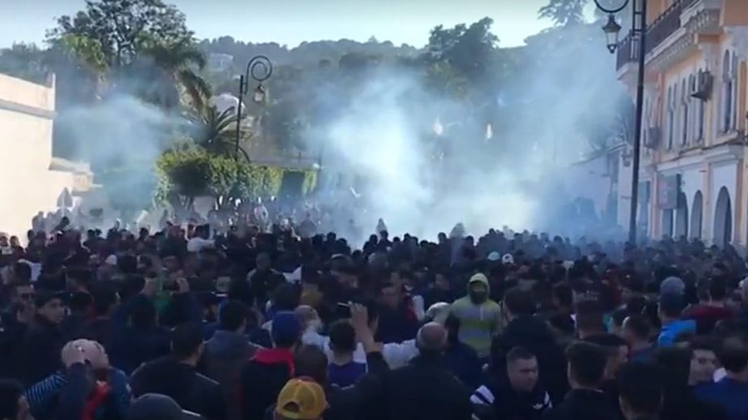 Cezayir'de Buteflika'nın başkanlık adaylığını protesto eden binlerce kişi sokağa indi