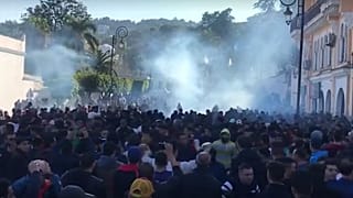 Cezayir'de Buteflika'nın başkanlık adaylığını protesto eden binlerce kişi sokağa indi