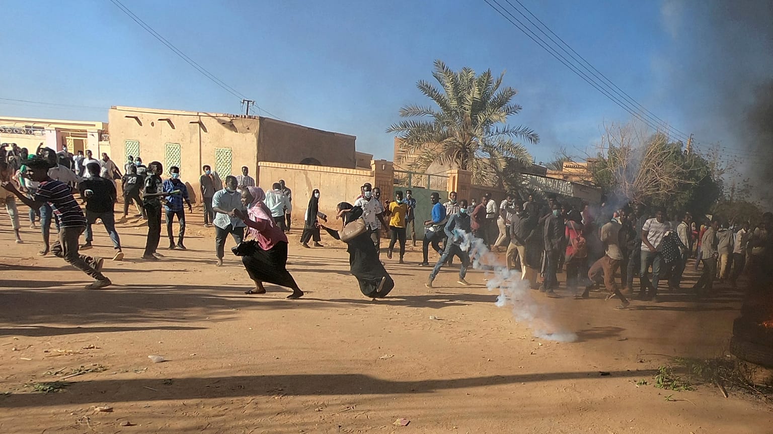 Sudan Devlet Başkanı El Beşir hükümeti feshedip olağanüstü hal ilan etti