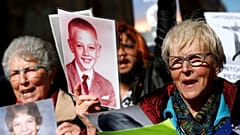 Tα θύματα των ιερέων παιδεραστών μιλούν στο euronews 