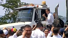 La Policía venezolana frena la ayuda en el Puente Simón Bolívar