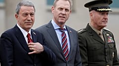 Hulusi Akar ABD Savunma Bakan Vekili Patrick Shanahan (ortada) ile görüştü