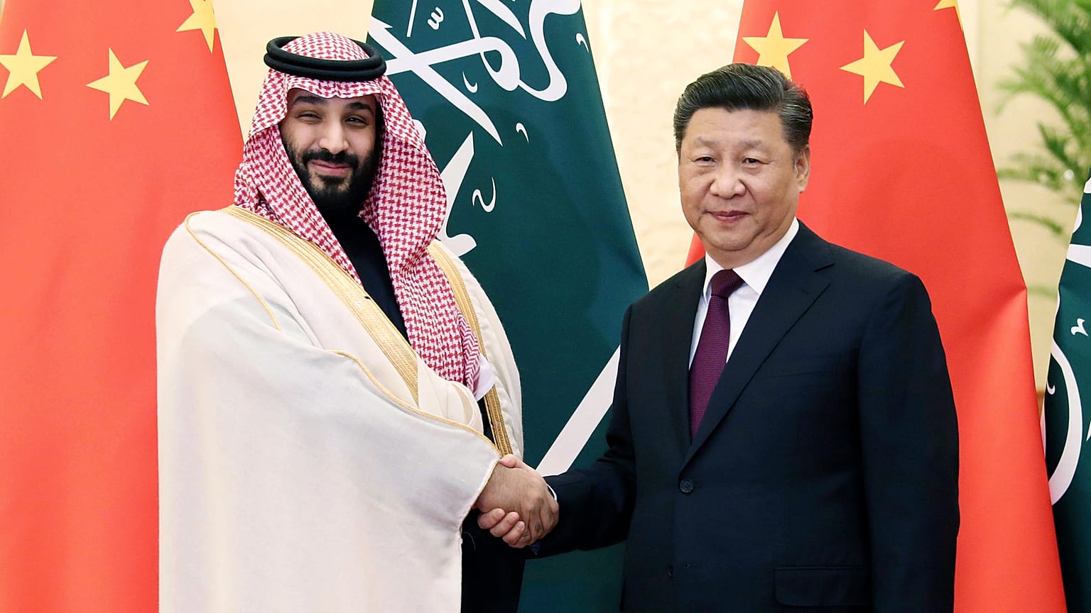 ولي العهد السعودي محمد بن سلمان، يصافح الرئيس الصيني شي جينبينغ في قاعة الشعب الكبرى في بكين الصين.