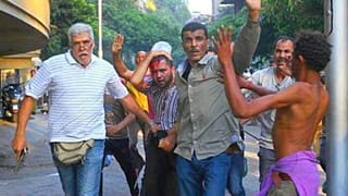 الممثل المصري طارق النهري خلال اشتباكات مع متظاهرين (يسار)