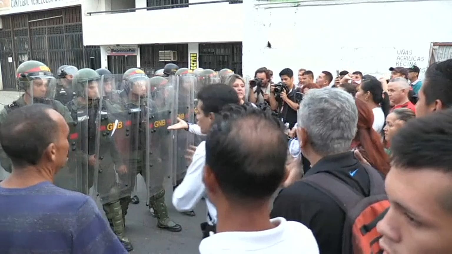 Venezuela's national guard clashes with citizens at Colombian border