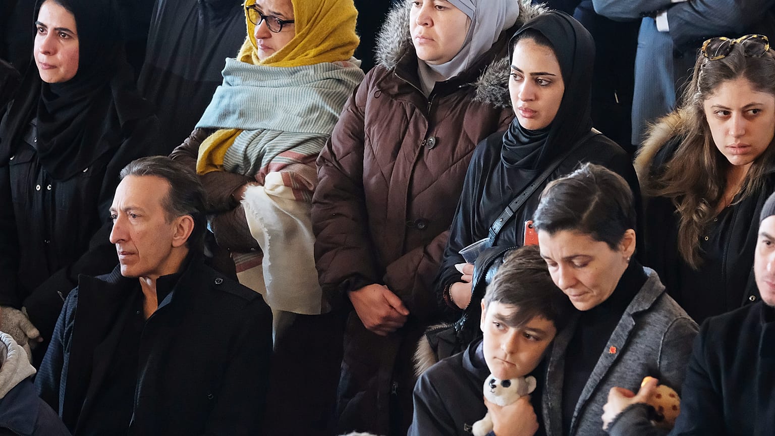 مئات الكنديين يشيعون جثامين سبعة أطفال سوريين قضوا في حريق في هاليفاكس