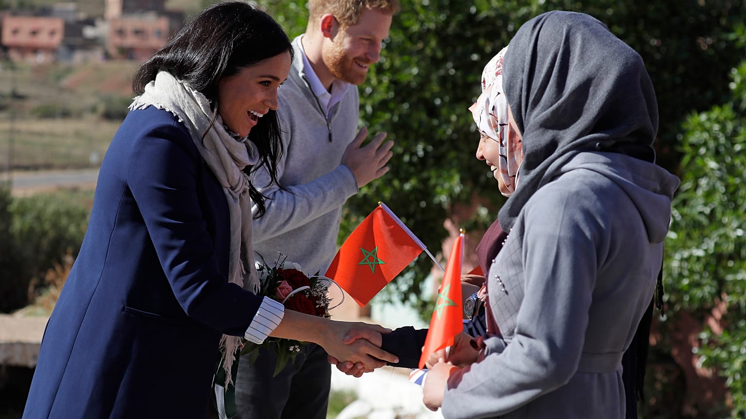 الأمير هاري وعقيلته الأميرة ميغان ماركل خلال زيارة لمنطقة جبال أطلس بالمغرب