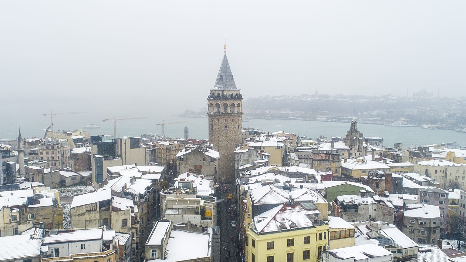 Video | İstanbul'dan kar manzaraları: Hava ve deniz ulaşımı aksadı, okullar tatil