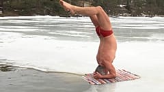 Finlandiya'da buz üzerinde Ashtanga yogası