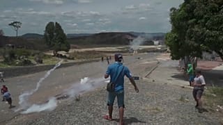 Scontri al confine fra Venezuela e Colombia per la consegna di aiuti umanitari