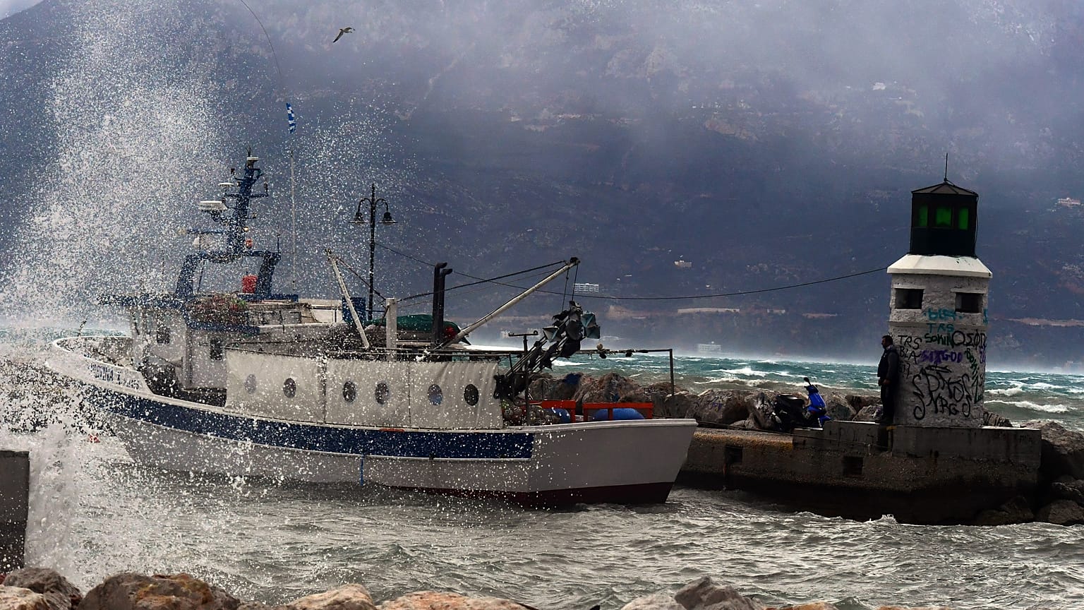 Ψαροκάικο ανάμεσα στα κύματα, λόγω της κακοκαιρίας, Κορινθία 
