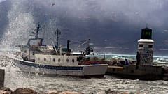 Ψαροκάικο ανάμεσα στα κύματα, λόγω της κακοκαιρίας, Κορινθία 