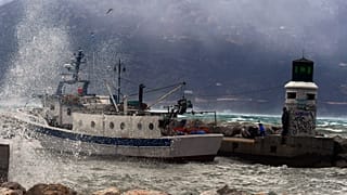 Ψαροκάικο ανάμεσα στα κύματα, λόγω της κακοκαιρίας, Κορινθία 