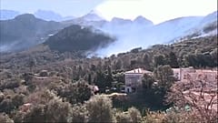 La Corse lutte contre les flammes