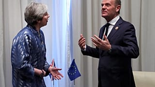 Aplazar el Brexit sería una "solución racional" para Tusk, May se resiste
