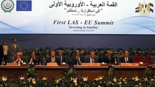 "مصالح أوروبا" وسبل خروج العرب من "وضع كئيب" من خلال القمة العربية الأوروبية