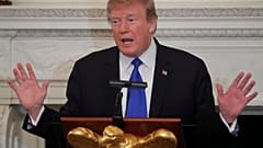 Trump reclama e preços do petróleo caem