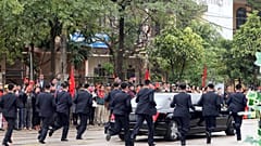 North Korea's Kim Jong-un accompanied by running bodyguards on his way to Hanoi