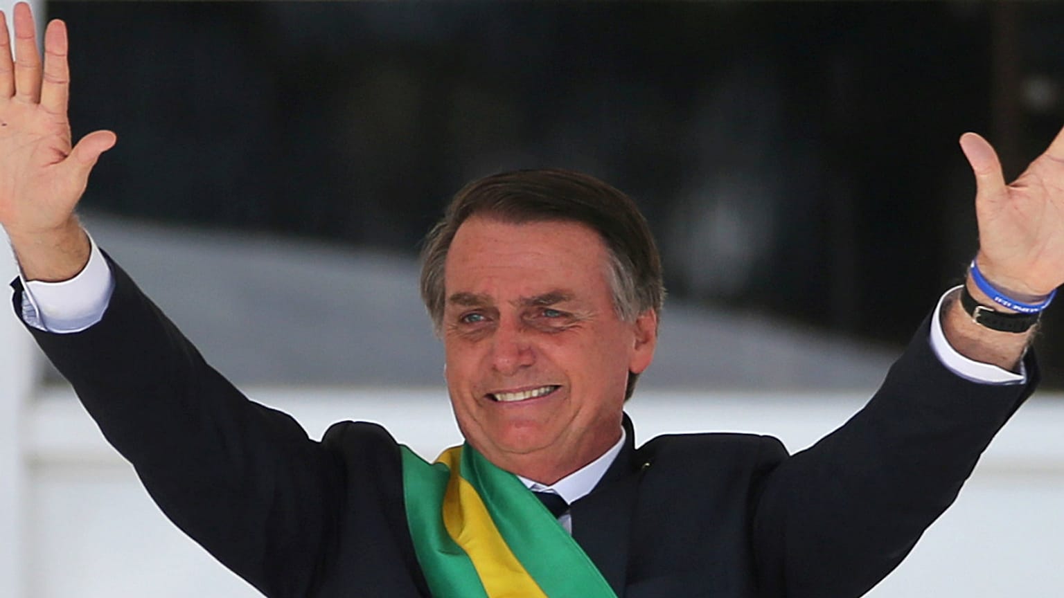 Governo de Bolsonaro quer ver alunos a cantar hino junto à bandeira