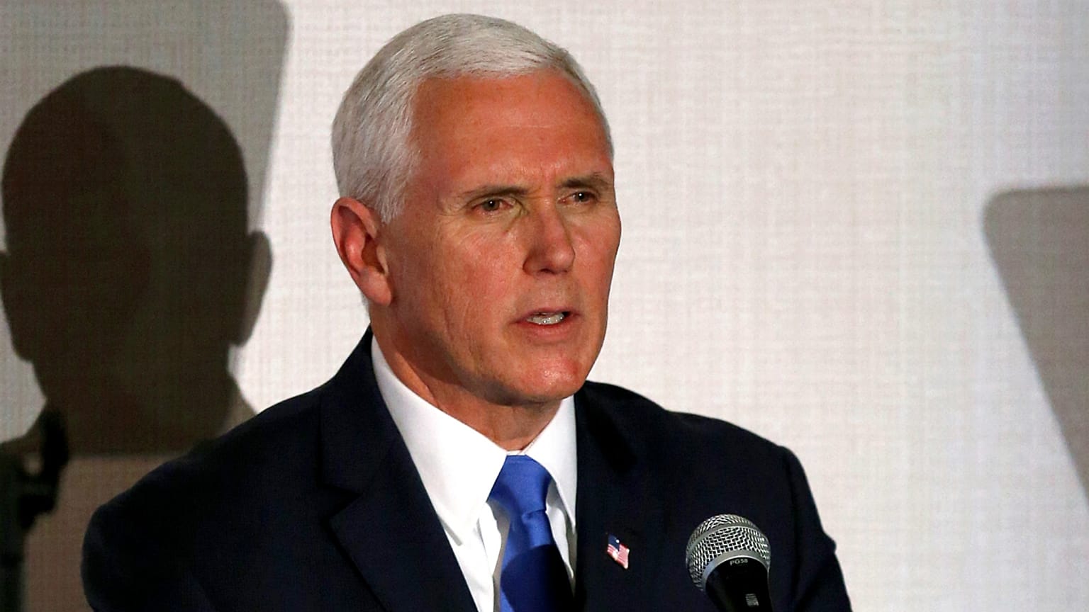 Pence'ten Maduro'yu destekleyen ülkelere tehdit: Dünyadan izole ederiz