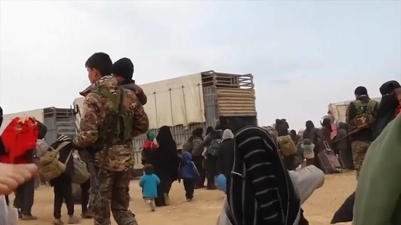 اجلاء المئات من النساء والأطفال من باغوز في سوريا