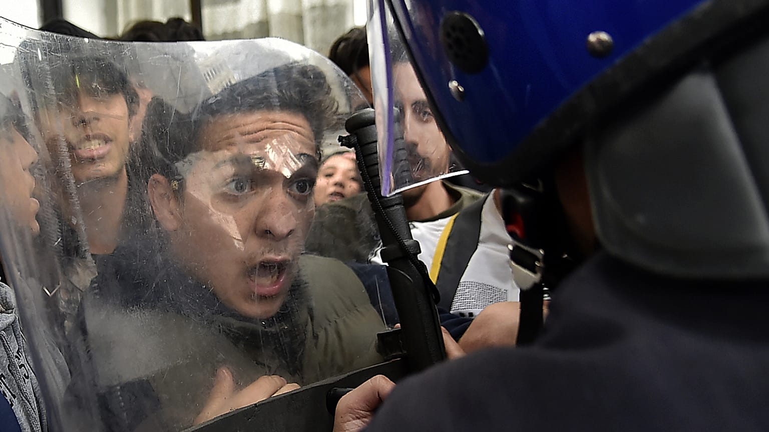 Des milliers de jeunes Algériens dans la rue : marre de Bouteflika !