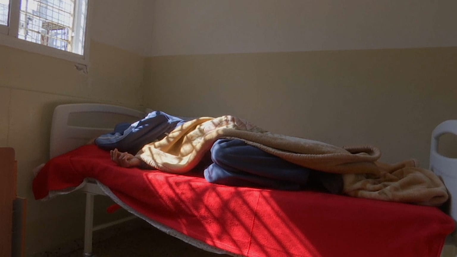 مدمن في احدى مصحات غزة لعلاج الإدمان