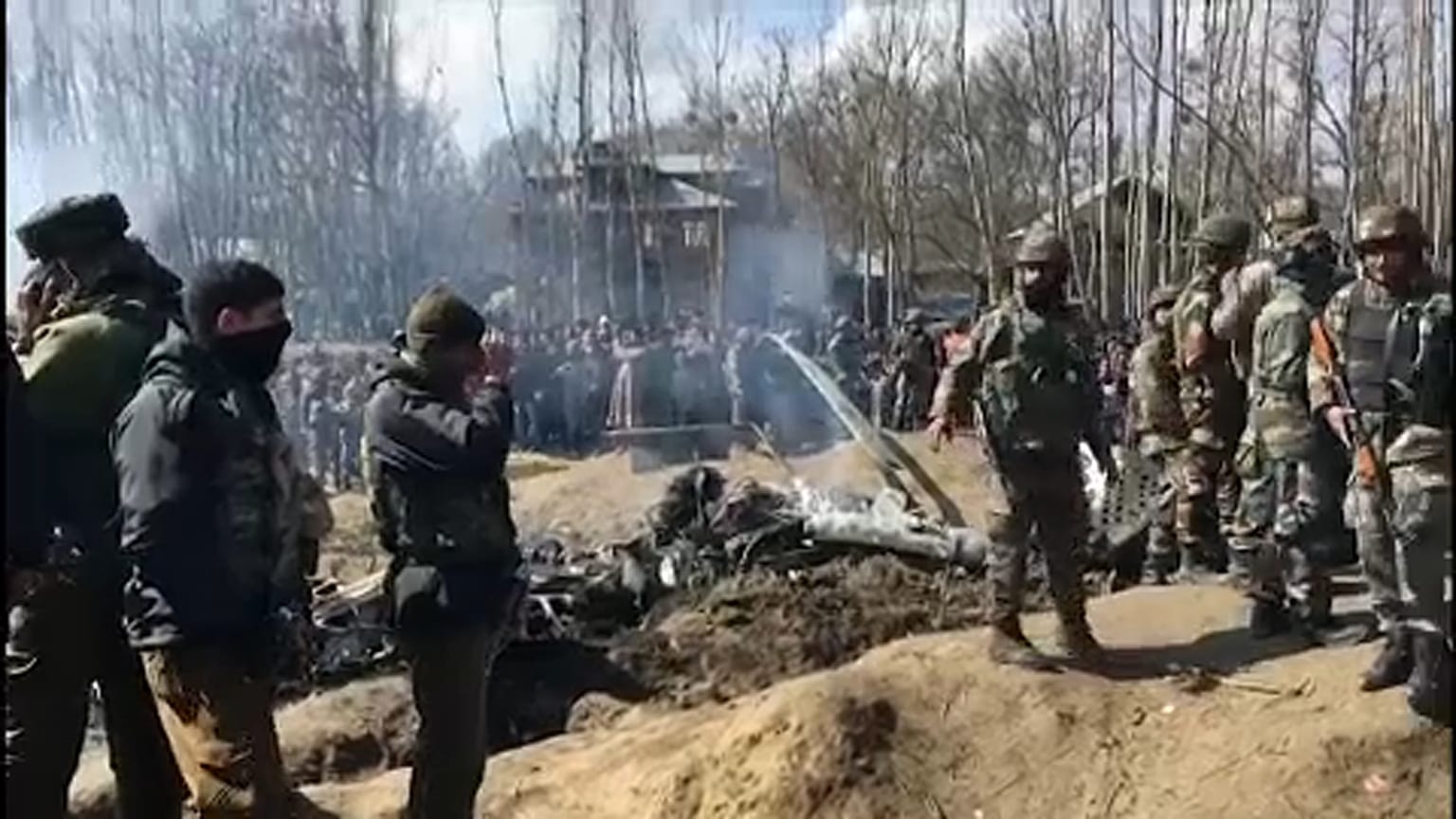 Pakisztán lelőtt két indiai harci repülőgépet, India lezárta több repterét